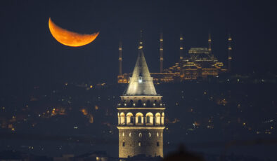 İstanbul’da Hilal İle Galata Kulesi Aynı Karede