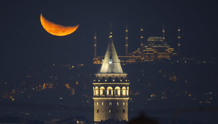İstanbul’da Hilal İle Galata Kulesi Aynı Karede