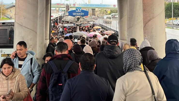 İstanbul’da Metrobüs Seferleri Durdu