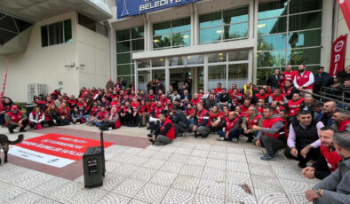 İzmir Büyükşehir Belediyesi İşçilerinden Oturma Eylemi