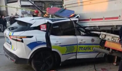 SON DAKİKA: Manisa Alaşehir’de Polis Aracı Feci Kazada Tıra Çarptı!