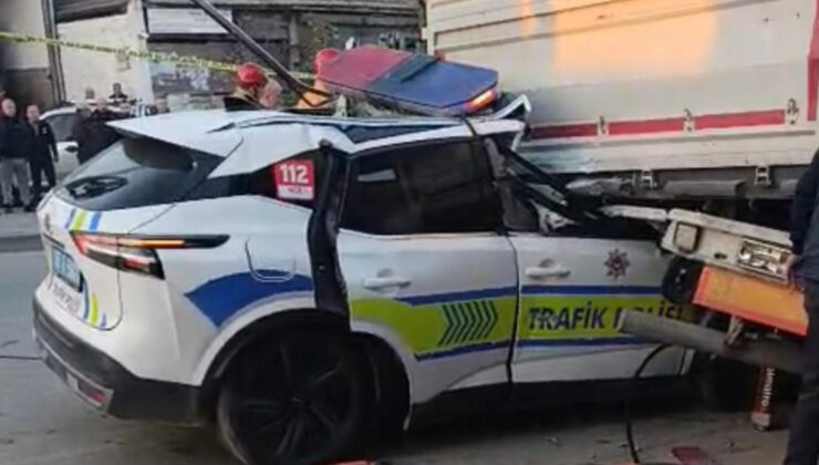 SON DAKİKA: Manisa Alaşehir’de Polis Aracı Feci Kazada Tıra Çarptı!
