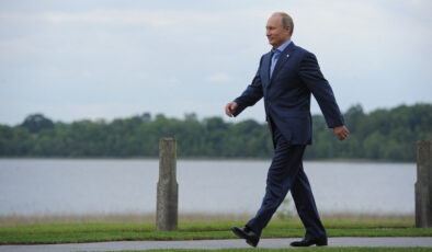 Putin’in gizemli yürüyüşü çözüldü: Sağ kolunu oynatmıyor çünkü…