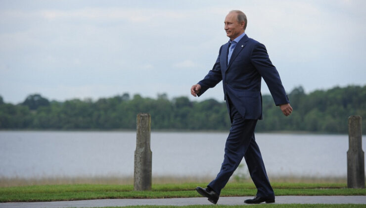 Putin’in gizemli yürüyüşü çözüldü: Sağ kolunu oynatmıyor çünkü…