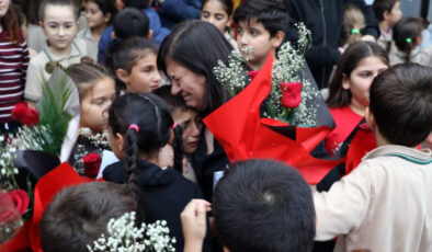 Sakarya’da 39 yıllık eğitimci gözyaşlarıyla uğurlandı