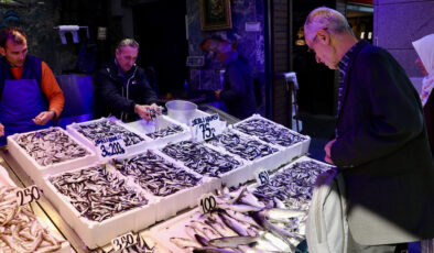 Trabzon’daki balıkçı tezgahlarının gözdesi hamsi