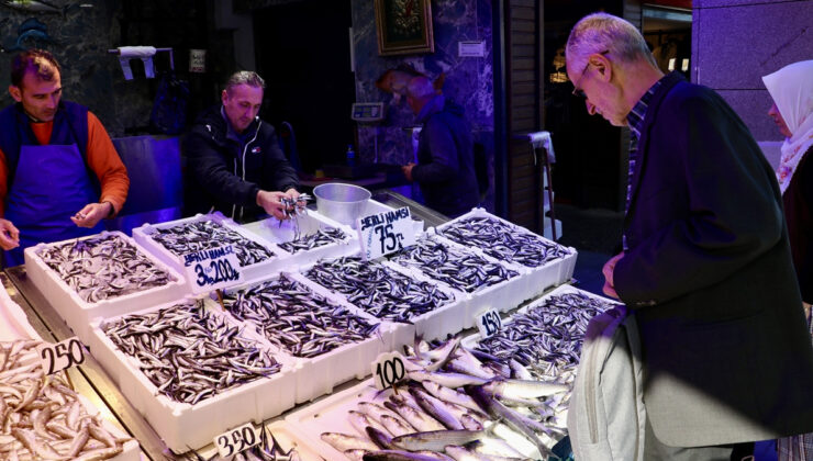 Trabzon’daki balıkçı tezgahlarının gözdesi hamsi