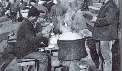 Tarihi Bir Anı: 1905 Eminönü Yeni Cami Önü ve Meşhur Çorbacı