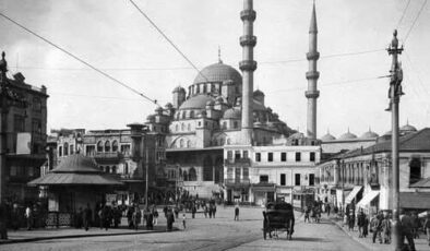 Yıkılmadan Önce Eminönü Meydanı: 1910’lu Yıllardan Tarihe Açılan Bir Kare