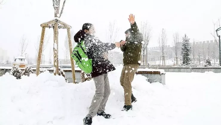 Kar yağışı etkisini artırdı: Bazı illerde eğitime ara verildi