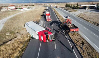Afyonkarahisar’da Meyve Yüklü Tır Devrildi: 20 Ton Ürün Ziyan Oldu!