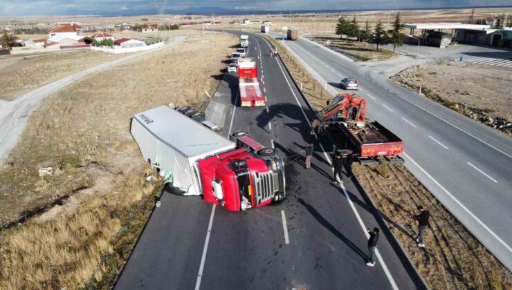 Afyonkarahisar’da Meyve Yüklü Tır Devrildi: 20 Ton Ürün Ziyan Oldu!