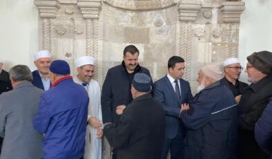 Suşehri’nde umre yolcuları için anlamlı uğurlama