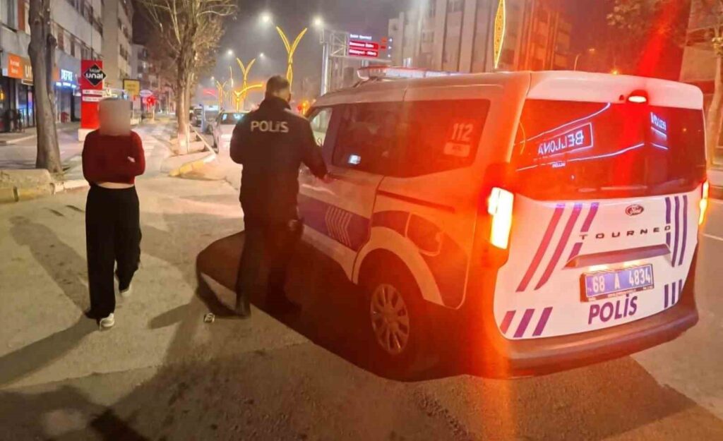 Aksaray kaldırıma yatan kadın