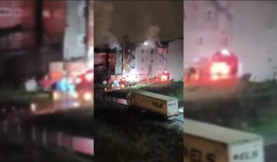 Arnavutköy’de Korkutan Yangın: İş Yeri Alevlere Teslim Oldu, 1’i Ağır 3 Yaralı