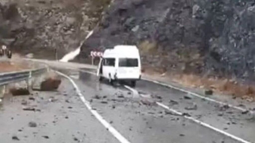 Artvin Kaya Düşmesi Minibüs Kaza