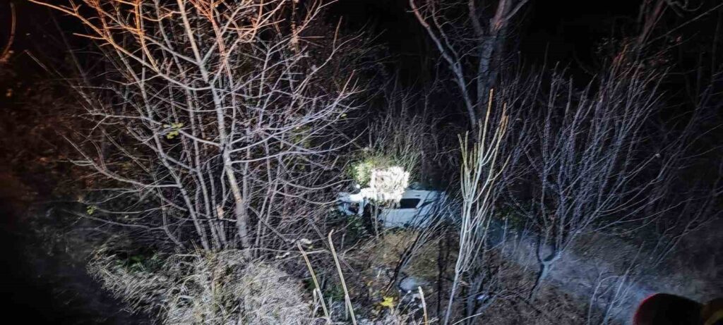 Artvin Otomobil Uçuruma Yuvarlandı