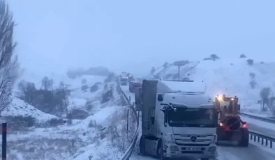 Aşkale’de Kar ve Buzlanma Geçit Vermedi: Tepebaşı Mevkiinde Tırlar Yolu Kapattı