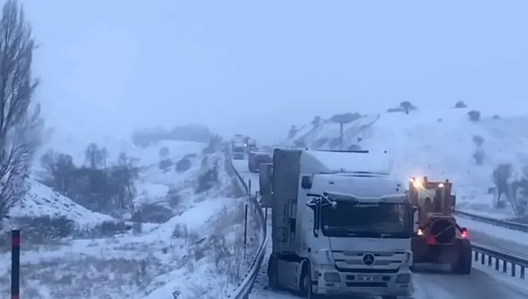 Aşkale’de Kar ve Buzlanma Geçit Vermedi: Tepebaşı Mevkiinde Tırlar Yolu Kapattı