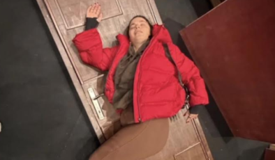 Sahnede Korku Dolu Anlar: Aslı Bekiroğlu’nun Başına Dekor Kapısı Düştü