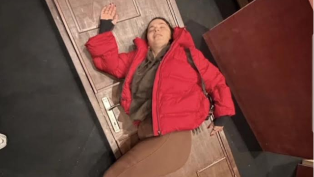 Sahnede Korku Dolu Anlar: Aslı Bekiroğlu’nun Başına Dekor Kapısı Düştü