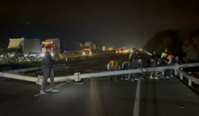 Aydın’da Dorsesi Açık Tır Hız Tespit Direğine Çarptı: O Anlar Kamerada