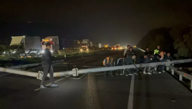 Aydın’da Dorsesi Açık Tır Hız Tespit Direğine Çarptı: O Anlar Kamerada