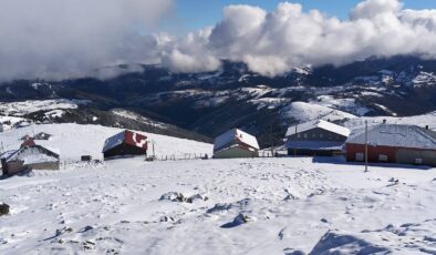 GİRESUN’UN İNCİSİ BEKTAŞ YAYLASI KAR ALTINDA BÜYÜLÜYOR