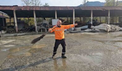Arhavi’de Enerjik Temizlik Görevlisi: Müzikle Dans Eden Birol Narman