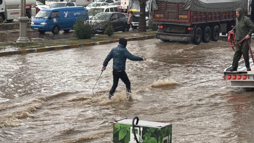 Bodrum’da sokaklar göle döndü