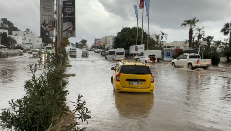 Bodrum’da sağanak sonrası sokaklar göle döndü: Araçlar sular altında kaldı