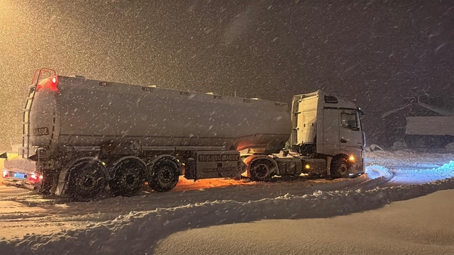 Bolu Dağı Ağır Tonajlı Araçlara Kapatıldı: Kar Kalınlığı 40 Santimetreyi Aştı