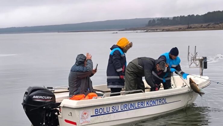 Bolu’da gölün ortasında 500 metrelik kaçak ağ ele geçirildi.