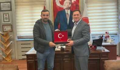 Umre Dönüşü Anlamlı Ziyaret: Koyulhisar Esnafından Başkan Karakullukcu’ya Kur’an-ı Kerim Hediyesi