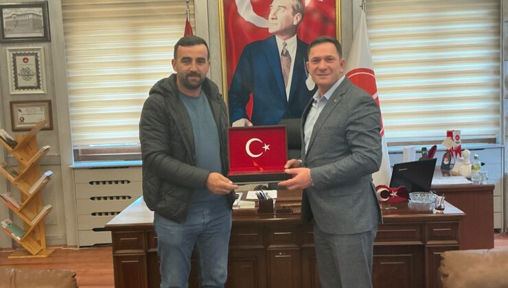 Umre Dönüşü Anlamlı Ziyaret: Koyulhisar Esnafından Başkan Karakullukcu’ya Kur’an-ı Kerim Hediyesi