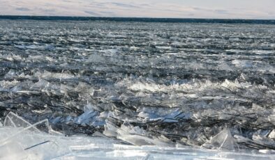 Çıldır Gölü’nde Buz Kütleleri Sahile Vurdu, Kartpostallık Manzaralar Oluştu