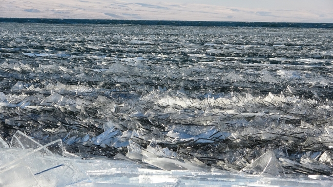 Çıldır Gölü’nde Buz Kütleleri Sahile Vurdu, Kartpostallık Manzaralar Oluştu