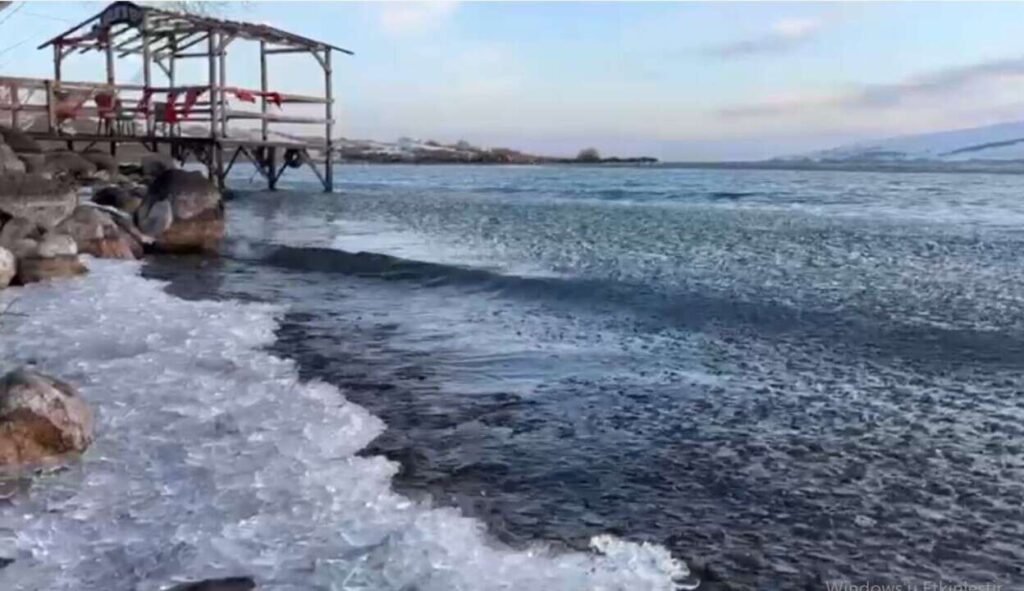 Çıldır Gölü buz kütleleri