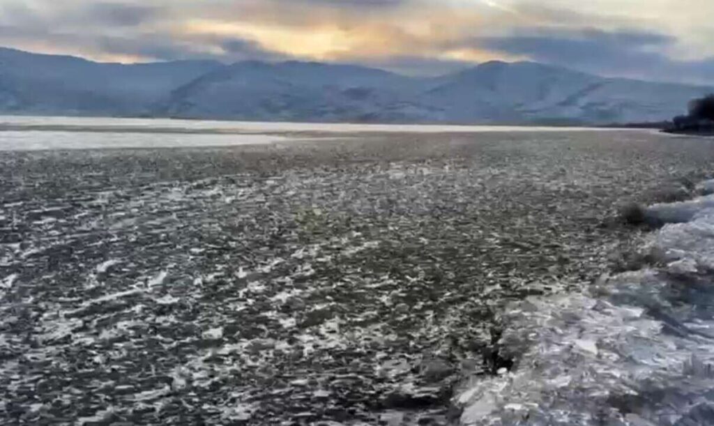 Çıldır Gölü buz kütleleri