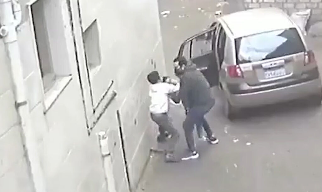 Mısır'da kuzeninin kaçırılmasını engellemeye çalışan çocuğun direnişi takdir topladı