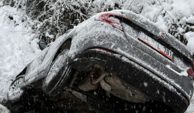 Düzce’de kar kazası: Otomobil kanala uçtu, 5’i çocuk 8 kişi yaralandı