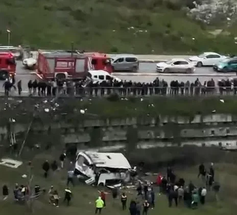 Esenyurt’ta Yolcu Otobüsü Şarampole Uçtu