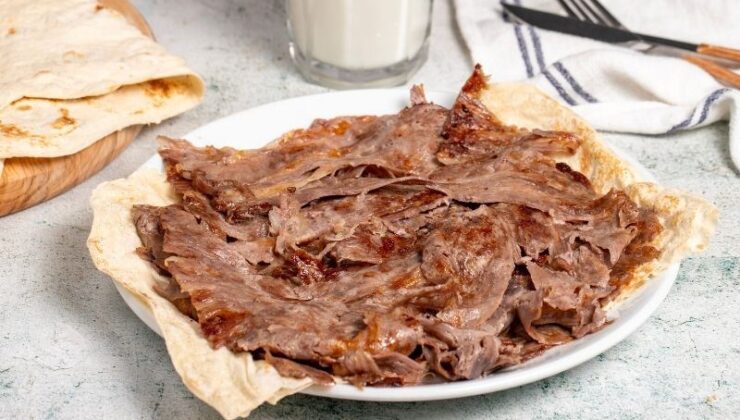 Evde Döner Tarifi: Dışarıdakilerden Daha Lezzetli Et Döner Nasıl Yapılır?