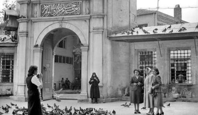 Eyüp Sultan Camii Avlusunda Zaman Yolculuğu: 1952 Yılının Saf Güzelliği