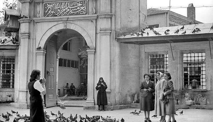 Eyüp Sultan Camii Avlusunda Zaman Yolculuğu: 1952 Yılının Saf Güzelliği
