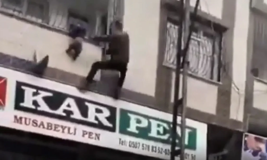 Gaziantep Balkonda Asılı Çocuk