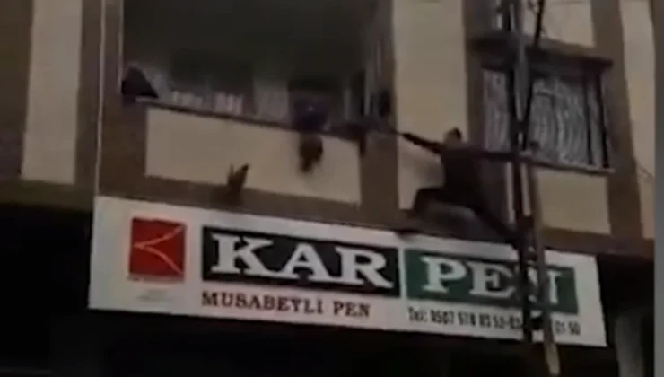 Gaziantep’te Kahramanlık Anı: Balkonda Asılı Kalan Çocuğu Direğe Tırmanarak Kurtardı!