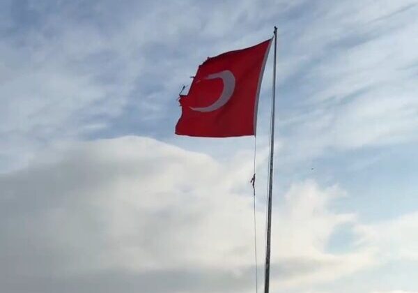 Karınca Kalesi’ndeki Yıpranan Bayrak Değişim İçin Bekliyor