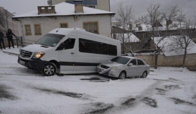 Gümüşhane’de kar ve buzlanma hayatı durma noktasına getirdi