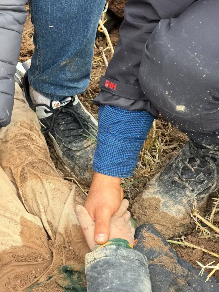 Hatay toprağa gömülü çocuk